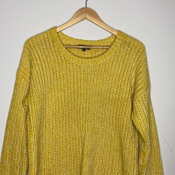 Yellow & White Crewneck Knit Sweater - Picture 2 of 13
